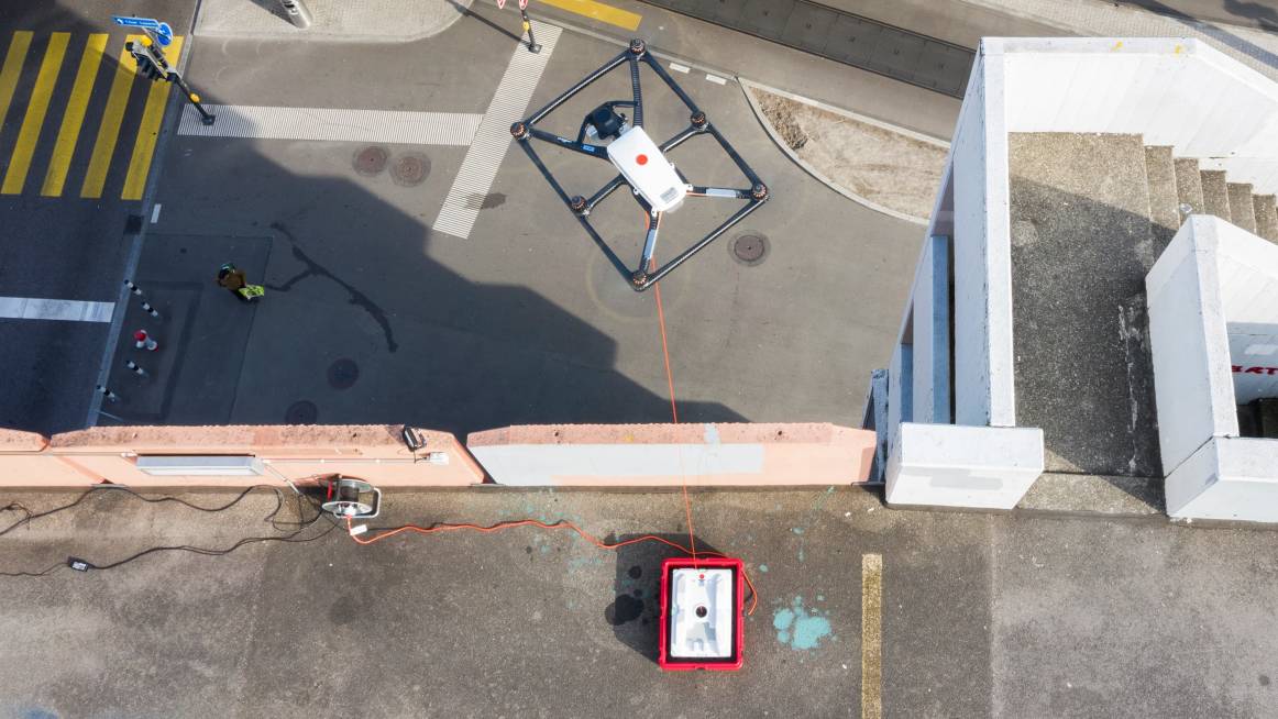 Tethered-Drohne in der Transportkoffer-Konfiguration