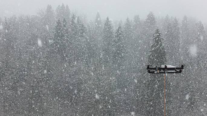 Fesseldrohnen-Drohnen, die bei rauen Wetterbedingungen wie Schnee fliegen